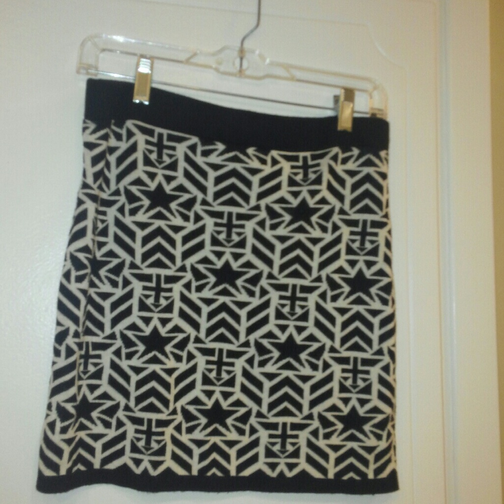 H&M Divided M black & white soft knit skirt